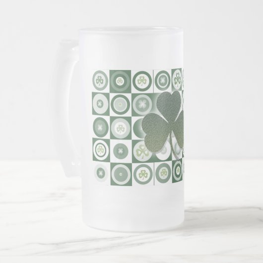Ierse shamrocken, biersteins, mokken en bekertjes (Voorkant links)
