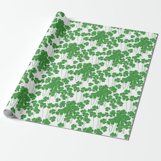 Ierse shamrocks op wit cadeaupapier (Uitgerold)