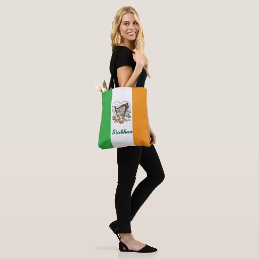 Ierse vlag en harp en Shamrock Custom Tote Bag (Op model)