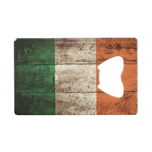 Ierse vlag op oude houten korrels creditkaart flessenopener