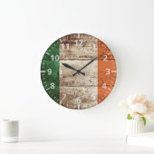 Ierse vlag op oude houten korrels grote klok (Huis)