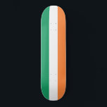 Ierse vlag (Republiek Ierland) (ROI) (Eire) Persoonlijk Skateboard<br><div class="desc">Dit ontwerp is voorzien van de nationale vlag van de Republiek Ierland, een land in het noordwesten van Europa. De Republiek Ierland bestaat uit 26 van de 32 provincies op het Ierse eiland (die ook in het Iers bekend staat als Éire en in Ulster Scots als Airlann); de andere landen...</div>