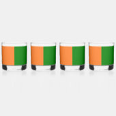 Ierse vlag wikkelt rond whisky glas (Rechts)
