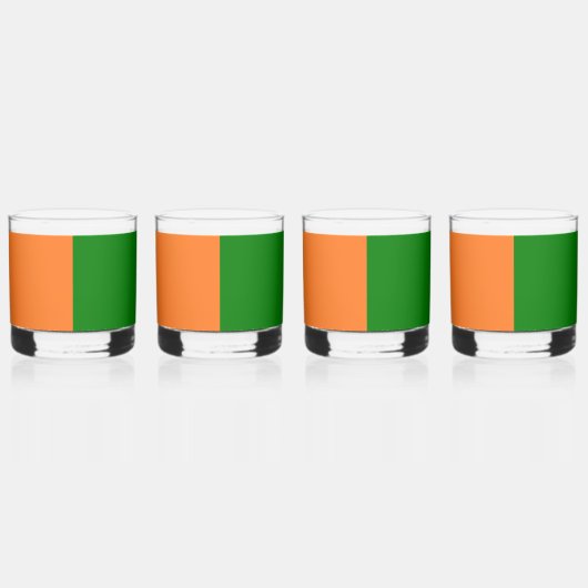 Ierse vlag wikkelt rond whisky glas (Rechts)
