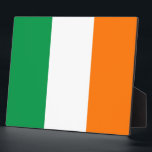 Ierse vlagplaque fotoplaat<br><div class="desc">Verfraai uw inrichting met onze voorname plaquette met de vlag van Ierland! Deze plaquette, vervaardigd met nauwgezette aandacht voor detail, is meer dan alleen een decoratief stuk; het is een viering van het Ierse erfgoed en de nationale trots. Het gedurfde ontwerp toont met trots de iconische elementen van de Ierse...</div>