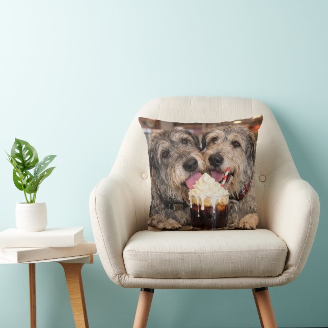 Ierse Wolfshond Honden Genieten van een Root Beer  Kussen (Stoel)