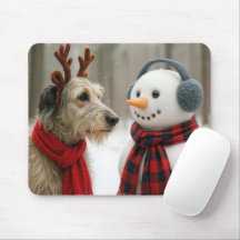 Ierse Wolfshond met een Cute Sneeuwman