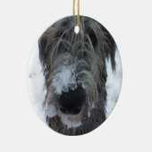 ierse wolfshond speelt in de sneeuw keramisch ornament (Rechts)