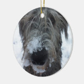 ierse wolfshond speelt in de sneeuw keramisch ornament (Links)