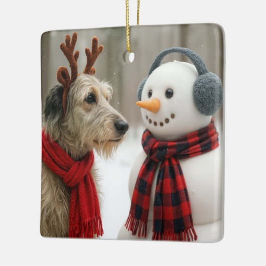 Ierse Wolfshond staart naar een knappe sneeuwman Keramisch Ornament (Links)