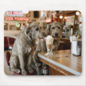 Ierse Wolfshonden delen een milkshake Muismat (Voorkant)