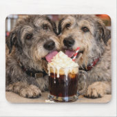 Ierse Wolfshonden Genieten van een Root Beer Float Muismat (Voorkant)