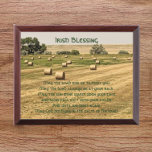 Ierse zegening hooibalen in een veld muur plaque troffee gedenkplaat<br><div class="desc">Houten wandplaquette met het foto-afbeelding van een boerderijen veld vol met hooibalen en een traditionele Irish Blessing gedrukt in groene Keltische belettering. Selecteer de grootte van uw wandplaquette. Maakt een doordacht cadeau voor familie en vrienden!</div>