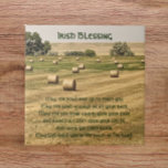 Ierse zegening hooibalen in een veld tegeltje<br><div class="desc">Keramische tegel met een traditionele Ierse zegen gedrukt in groen,  gestileerd schrift,  samen met het foto-afbeelding van een boerderijen veld vol met balen hooi. Selecteer de grootte van uw tegel. Maakt een attent cadeau voor familie en vrienden.</div>