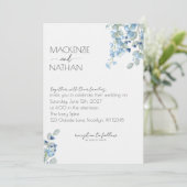 Iets blauw Bloemen Moderne bruiloft uitnodiging (Staand voorkant)