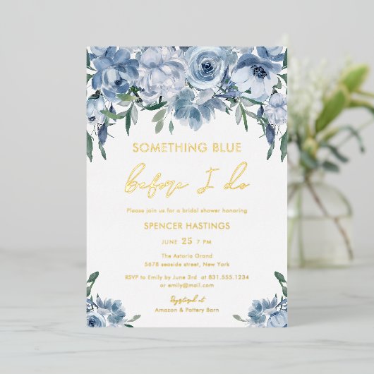 Iets blauw bloemen Vrijgezellenfeest goud Folie Uitnodiging (Staand Voorkant)