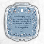 Iets Blauw Bruid Trouwcadeau Hemelse Boho Handtas Spiegeltje<br><div class="desc">Een prachtige compacte spiegel, voor een sentimenteel bruidscadeau van mama dat een blijvende indruk zal achterlaten op je speciale dag. Versierd met een delicate stoffige blauwe en roze bloemenkrans, straalt deze spiegel een charmante Boho-stijl uit. Om een betoverende touch toe te voegen, heeft het een hemels element, dat de liefde...</div>