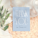 Iets blauw | Elegant bloemig Vrijgezellenfeest Bedankkaart<br><div class="desc">Een moderne bedankpas die past bij ons Something Blue | Vet Bloemen Vrijgezellenfeest collectie. Dit ontwerp heeft een lichtblauwe achtergrond, met "Thank you" geschreven in witte deco-geïnspireerde typografie. en een aangepaste oprechte dank-you boodschap om uw dankbaarheid uit te drukken aan vrienden en familie. De achterkant van het ontwerp heeft een...</div>