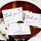 Iets blauw strikje binden van de knoop bruids bedankkaart