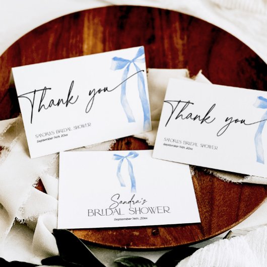 Iets blauw strikje binden van de knoop bruids bedankkaart