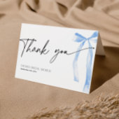 Iets blauw strikje binden van de knoop bruids bedankkaart