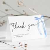 Iets blauw strikje binden van de knoop bruids bedankkaart