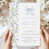 Iets blauwe bloemenbruids douche uitnodiging