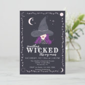 Iets boze heks Halloween feest Kaart (Staand voorkant)