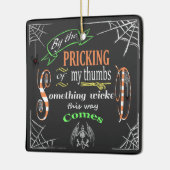 Iets geschopt keramisch ornament (Links)