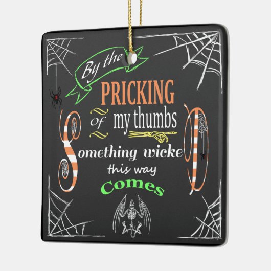 Iets geschopt keramisch ornament (Links)