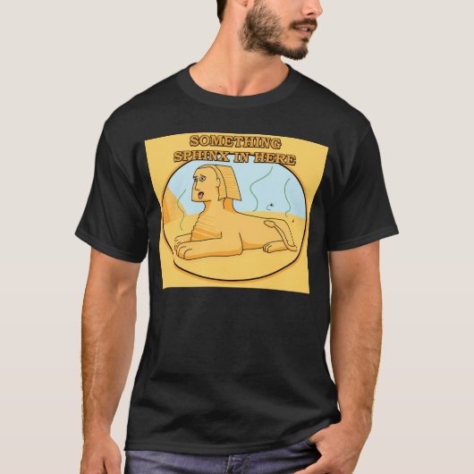 Iets Sphinx hier T-shirt (Voorkant)