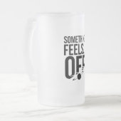Iets voelt af - verontrustende en cryptische boods matglas bierpul (Voorkant links)
