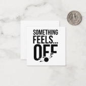 Iets voelt af - verontrustende en cryptische boods notitiekaartje (Voorkant / Achterkant in situ)