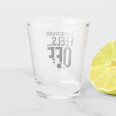 Iets voelt af - verontrustende en cryptische boods shot glas (Achterkant)