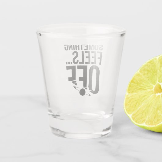 Iets voelt af - verontrustende en cryptische boods shot glas (Achterkant)