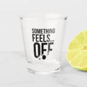 Iets voelt af - verontrustende en cryptische boods shot glas (Voorkant)