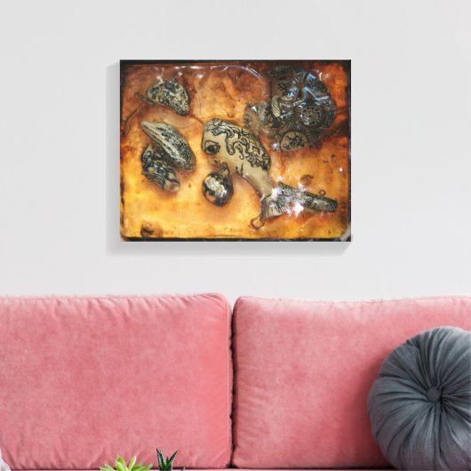 Iets vreemds gevangen in het amberharscanvas canvas afdruk (Insitu (Woonkamer))