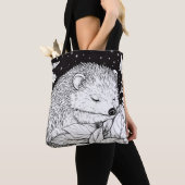 Igel im Herbstlaub unter Sternenhimmel Tote Bag (Dichtbij)