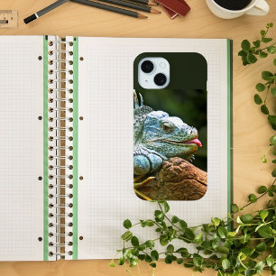 Iguana test op log met tongen uit iPhone 15 case