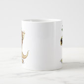 Iguanodon gekleed in een kosmonautenruimtepak. grote koffiekop (Voorkant)