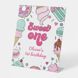Ijs en cake zoete een 1e verjaardag reclamebord met voetstuk