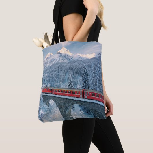 IJs en sneeuw | Red Bernina Express Train Zwitserl Tote Bag (Dichtbij)