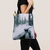 IJs en sneeuw | Streaming in een sneeuwwinterlands Tote Bag (Dichtbij)