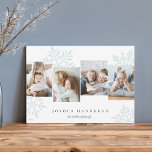 ijs | Snowdrop 4 Foto Collage Hanukkah Feestdagenkaart<br><div class="desc">Het unieke moderne Hanukkah-kaartontwerp bevat vier favoriete foto's die naast elkaar zijn geplaatst en die voorzien zijn van een overmaat bleke blauwe sneeuwvloksilhouettes op de achtergrond. Pas uw eigen vakantiegroet en uw familienaam/familienaam/-namen aan onder in klassiek schrijven; getoond met "Joyous Hanukkah".</div>