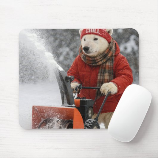 IJsbeer die een sneeuwblazer duwt Muismat (Met muis)