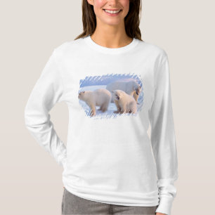 Ijsbeer met welpen op pakijs van de kust t-shirt