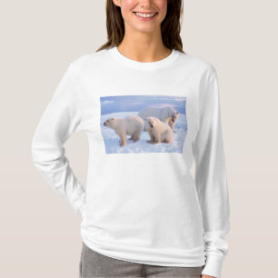 Ijsbeer met welpen op pakijs van de kust t-shirt