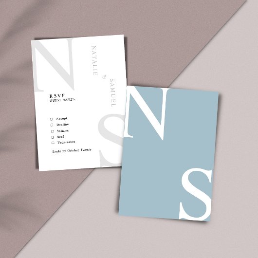 IJsblauw Minimalistisch & Elegant Bold Initialen B RSVP Kaartje