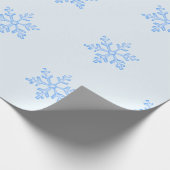 Ijsblauw Sneeuwvlokpatroon op Bleekblauwe Achtergr Cadeaupapier (Hoek)