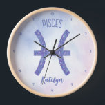 ijsbreker Gepersonaliseerd Paars<br><div class="desc">Deze  paarse en lavender Pisces-klok kenmerkt je astrologisch teken van de Zodiac in een mooie glans zoals de constellaties. Pas dit schattige geschenk met jouw naam in krullend manuscript voor iemand aan met een verjaardag eind Februari of vroege Maart.</div>